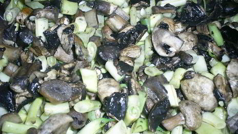 тушеная спаржевая фасоль с грибами