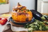 Тыква, фаршированная курицей и сезонными овощами