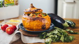 Тыква, фаршированная курицей и сезонными овощами