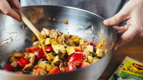 тыква, фаршированная курицей и сезонными овощами