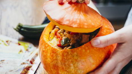 тыква, фаршированная курицей и сезонными овощами