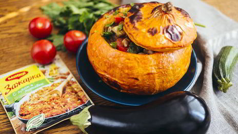 тыква, фаршированная курицей и сезонными овощами