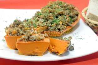 Запеченная тыква с фаршем и гречкой