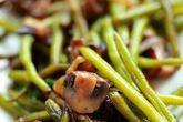 Жареная стручковая фасоль с грибами и луком
