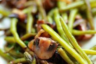 Жареная стручковая фасоль с грибами и луком