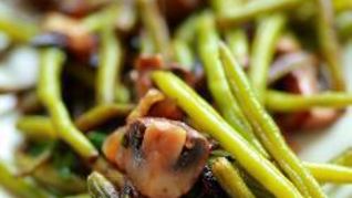 Жареная стручковая фасоль с грибами и луком