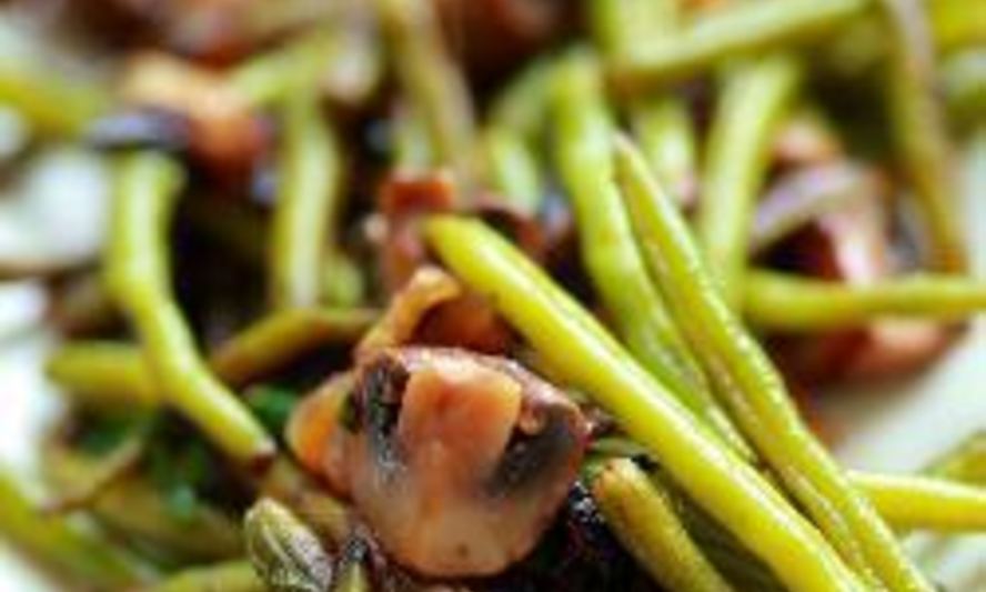 Рецепт жареной стручковой фасоли с грибами и луком