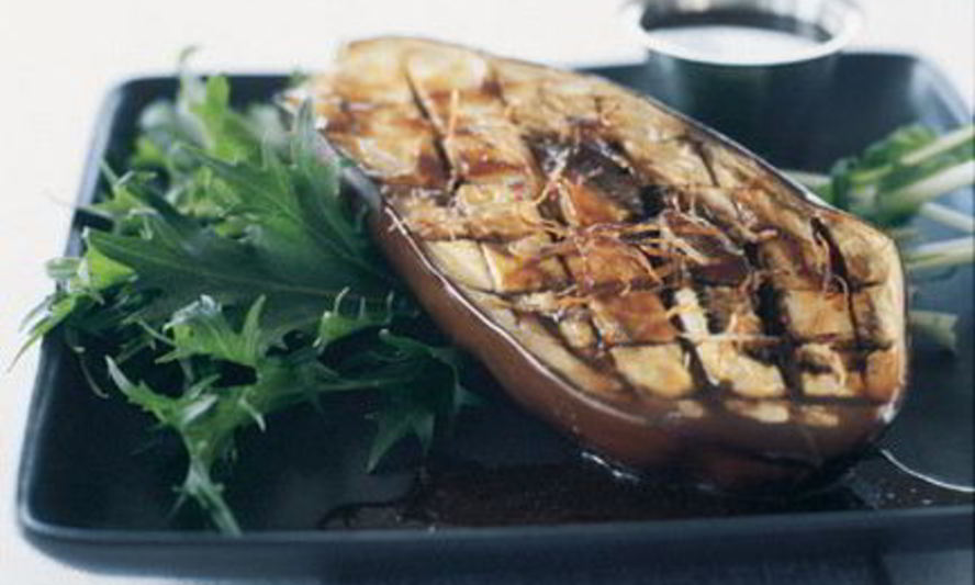 Рецепт жареных баклажанов с имбирем и заправкой мисо