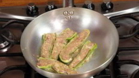 жареные фаршированные острые перчики