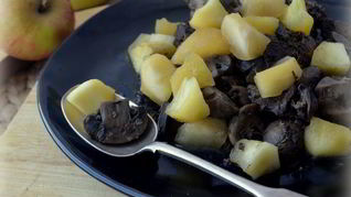 Ароматная куриная печенка с грибами и яблочным чатни