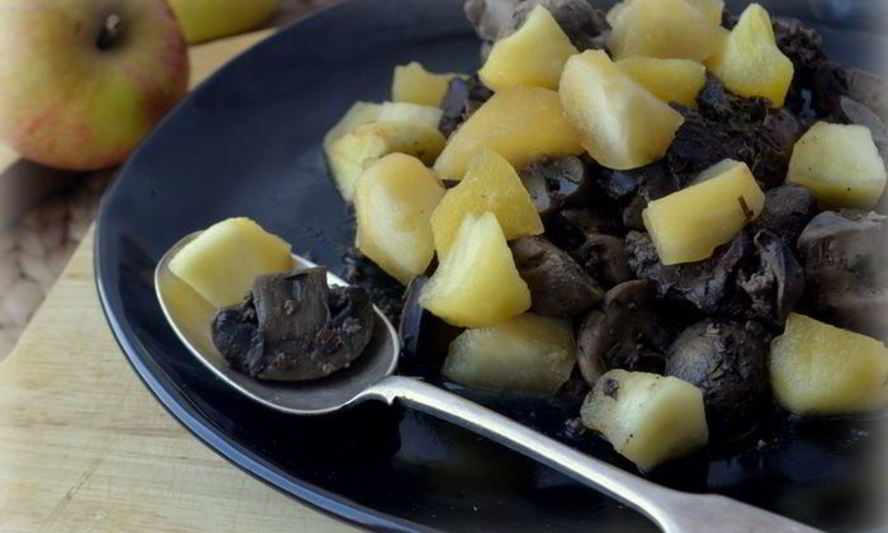 Рецепт ароматной куриной печенки с грибами и яблочным чатни