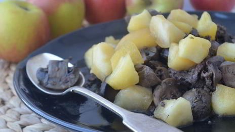 ароматная куриная печенка с грибами и яблочным чатни