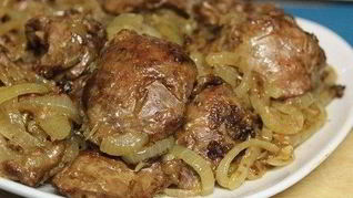 Куриная печень, обжаренная в муке с луком