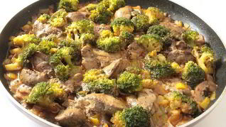 Куриная печень с брокколи и грибами