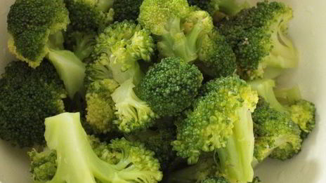 куриная печень с брокколи и грибами