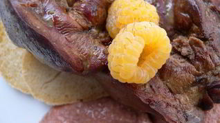 Печень-гриль с инжирно-малиновым соусом