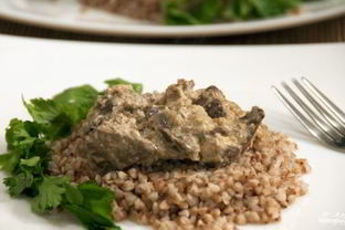 Печень, тушеная в сметане с луком