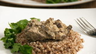 Печень, тушеная в сметане с луком