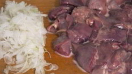 печень, тушеная в сметане с луком