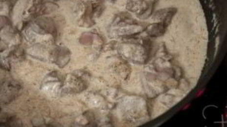 печень, тушеная в сметане с луком