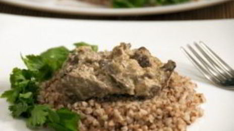 печень, тушеная в сметане с луком