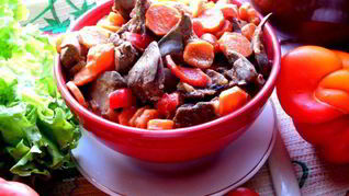 Печень в горшочке в сметанно-томатном соусе с овощами