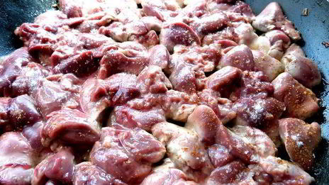 печень в горшочке в сметанно-томатном соусе с овощами