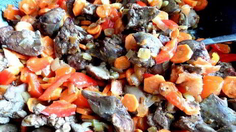 печень в горшочке в сметанно-томатном соусе с овощами