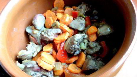 печень в горшочке в сметанно-томатном соусе с овощами