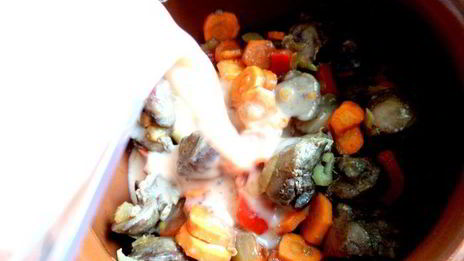 печень в горшочке в сметанно-томатном соусе с овощами