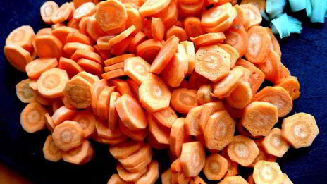 печень в горшочке в сметанно-томатном соусе с овощами