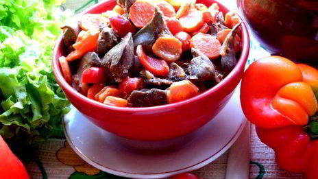 печень в горшочке в сметанно-томатном соусе с овощами