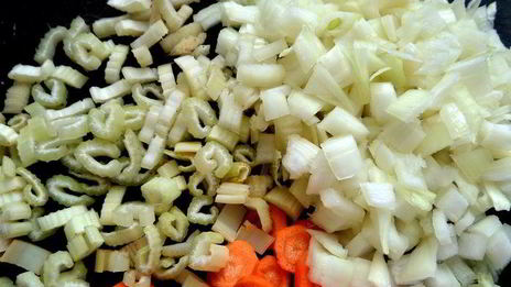 печень в горшочке в сметанно-томатном соусе с овощами