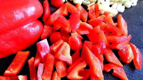 печень в горшочке в сметанно-томатном соусе с овощами