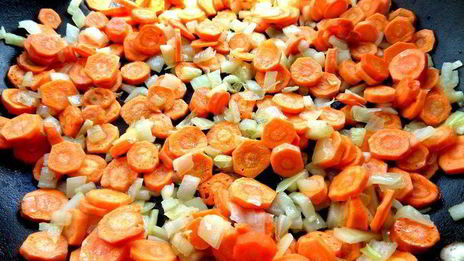 печень в горшочке в сметанно-томатном соусе с овощами