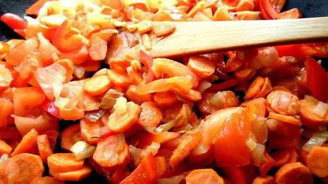 печень в горшочке в сметанно-томатном соусе с овощами