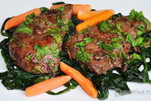 Жареная печень со шпинатом