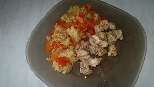 Паэлья с красным перцем и морковью, куриные бедра с паприкой