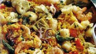 Паэлья с рыбой и креветками