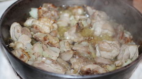 пилав с курицей, булгуром и изюмом