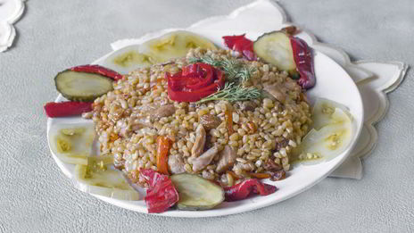 пилав с курицей, булгуром и изюмом