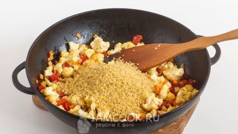 плов из булгура с цветной капустой и перцем