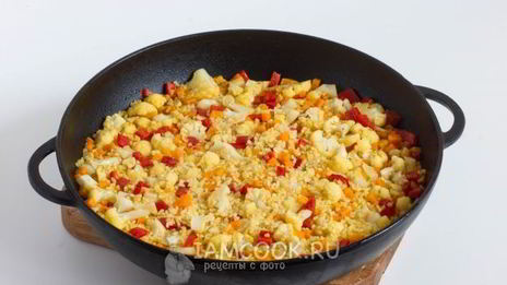 плов из булгура с цветной капустой и перцем