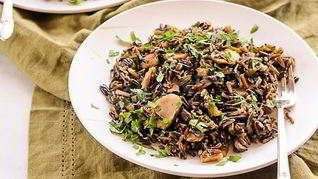 Плов из дикого риса с грибами и каштанами