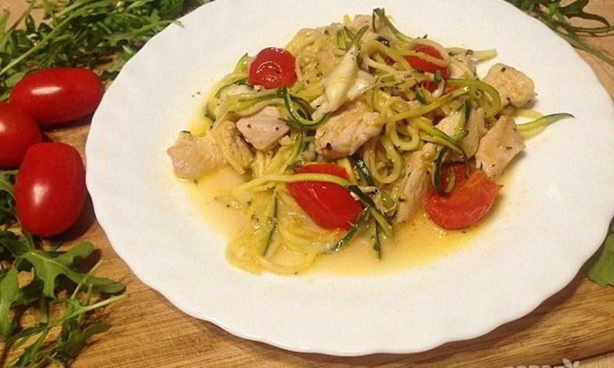 Рецепт пп-пасты из цукини с курицей и моцареллой
