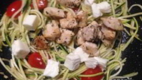 пп-паста из цукини с курицей и моцареллой