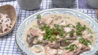 Фрикасе из курицы с грибами