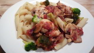 Грибное рагу с куриной грудкой и макаронами