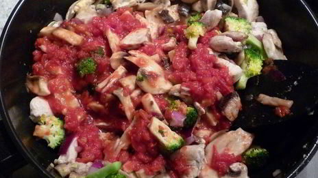 грибное рагу с куриной грудкой и макаронами