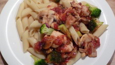 грибное рагу с куриной грудкой и макаронами